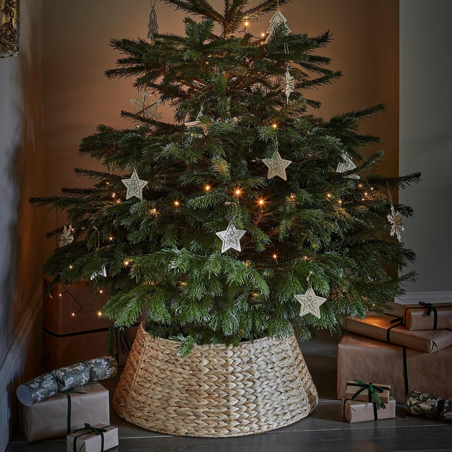 Hellis Water Hyacinth Foldable Round Tree Skirt Medium - Medium - Skandi London